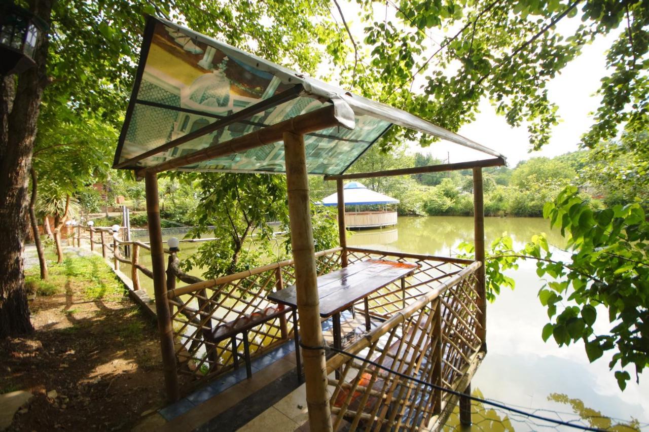 Hotel Oasis Gasamania à Batoumi Extérieur photo